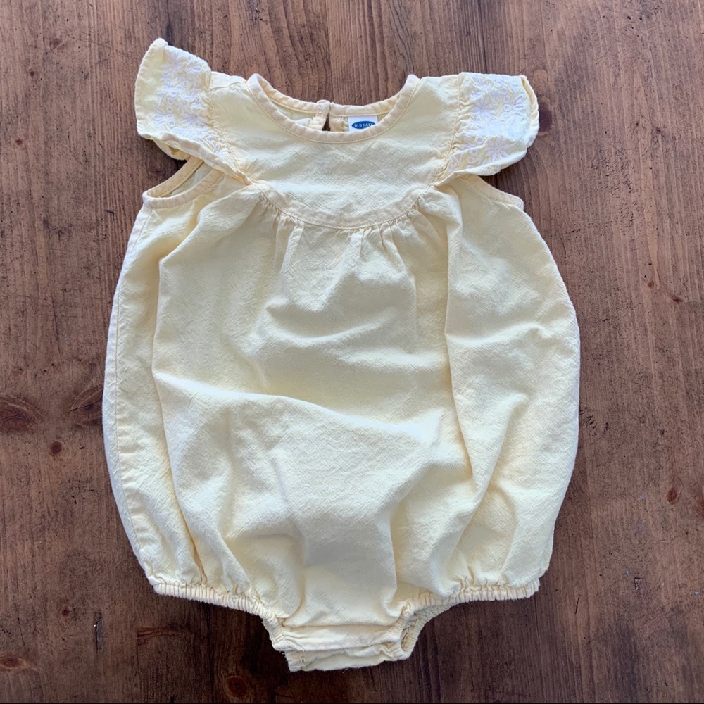Old Navy Baby Girl Bubble Romper Size 12-18 months